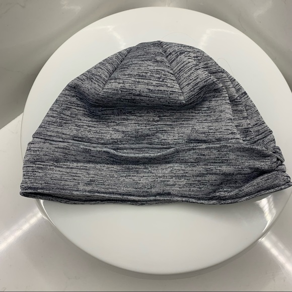 Under armor skull women’s one size fits all
Heather grey with reflective logo - Picture 3 of 6